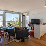 Design 3bdr Duplex W/balcony By Lovelystay