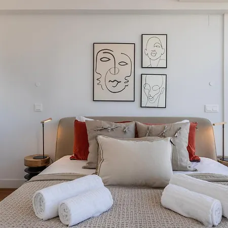 アパート Design 3bdr Duplex W/balcony By Lovelystay リスボン