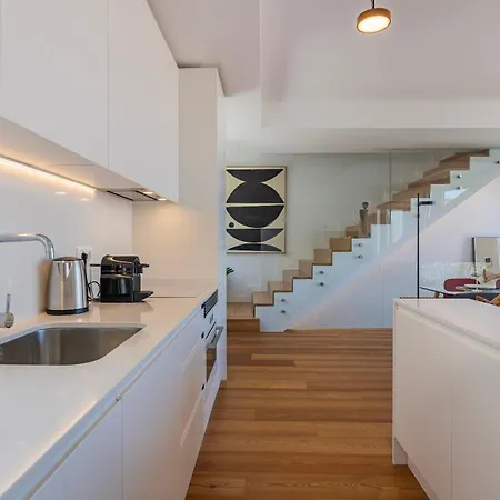 Design 3bdr Duplex W/balcony By Lovelystay *